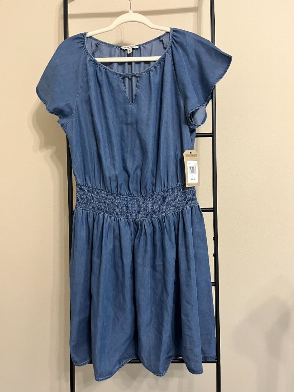 Frye & Co Chambray Blue Dress NWT Smocked Waist Keyhole Flutter Sleeve Large - Picture 2 of 10